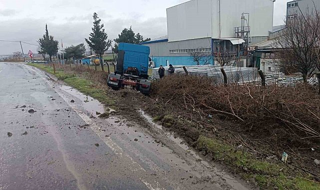Yoldan çıkan tır kaza yaptı
