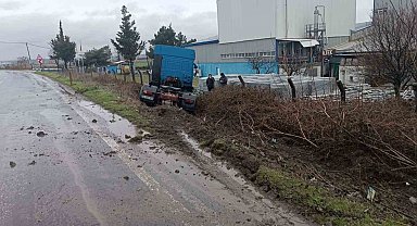 Yoldan çıkan tır kaza yaptı