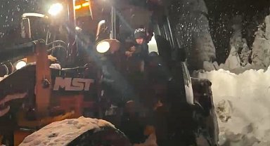 Yolu kapanan köyde hastalanan çocuk için seferber oldular