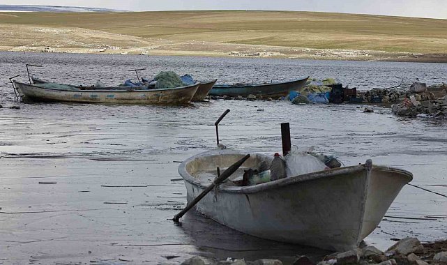 Yozgat'ta baraj yüzeyi kısmen buz tuttu, balıkçılar kıyıda kaldı