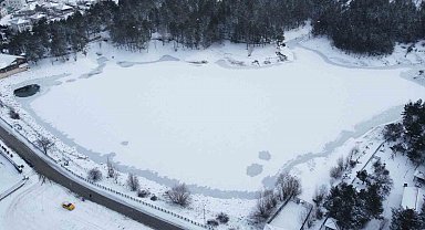 Yozgat'ta buz tutan gölet havadan görüntülendi, eşsiz manzara kartpostallık görüntüler oluşturdu