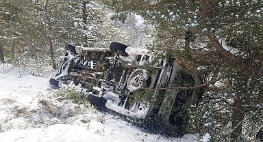 Yozgat'ta devrilen köy minibüsündeki 2 öğretmen yaralandı