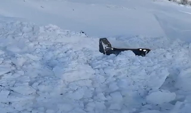 Yüksekova'da 5 metreyi geçen kar tünellerinde çalışma