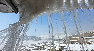 Yüksekova'da buz sarkıtları 2 metreyi geçti
