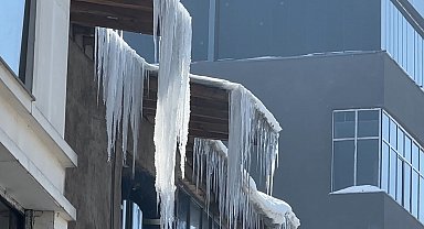 Yüksekova'da dereler dondu, buz sarkıtlarının boyu 2 metreyi geçti