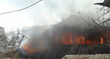 Yüksekova'da yanan ev kullanılamaz hale geldi