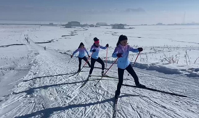 Yüksekovalı kayakçılar, karlı dağlarda yarışmalara hazırlanıyor