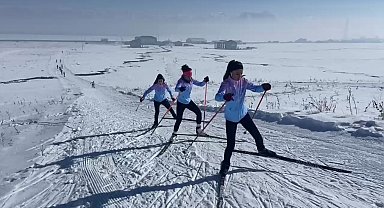 Yüksekovalı kayakçılar, karlı dağlarda yarışmalara hazırlanıyor