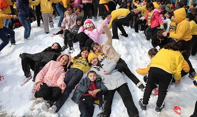 Yüreğirli çocuklara kar sürprizi