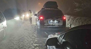 Yüzlerce araç Kartepe yolunda mahsur kaldı