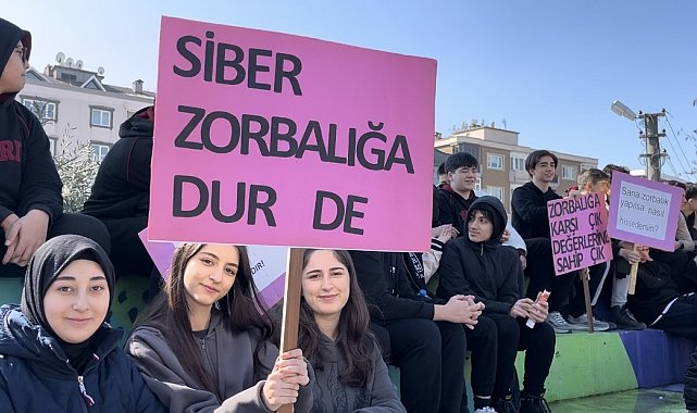 Yüzlerce öğrenci akran zorbalığıyla mücadele için yürüdü: "Zorbalık, suskunlukla büyür"