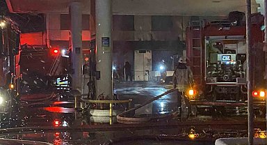 Zeytinburnu'nda bir akaryakıt istasyonu marketinde çıkan yangın paniğe neden oldu