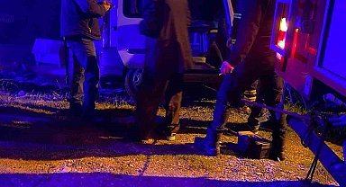Zonguldak'ta hafif ticari araç inşaat halindeki evin çatısına uçtu