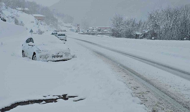 Zonguldak'ta kar yağışı etkisini sürdürüyor, 121 köy yoluna ulaşım sağlanamıyor