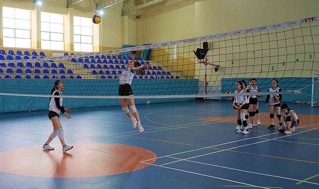 12 bin takım arasından zirveye çıkan Muş Spor Lisesi Kız Voleybol Takımı, Türkiye şampiyonasında
