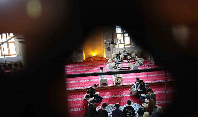 14 asırlık mukabele geleneğini genç hafızlar sürdürüyor