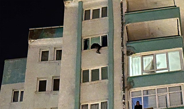 14. katın penceresine çıkan şahıs ikna sonucu indirildi