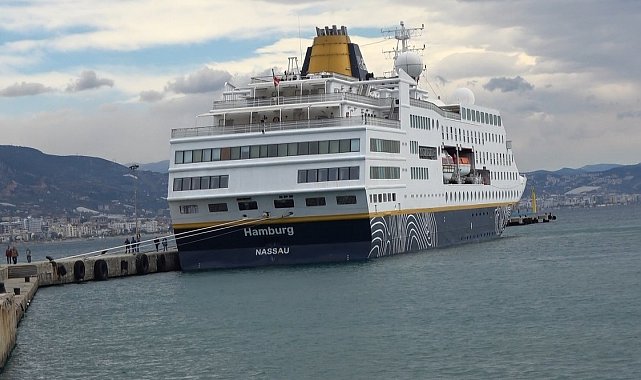 2025 yılının ilk 'kruvaziyer' gemisi Alanya İskelesine demirledi