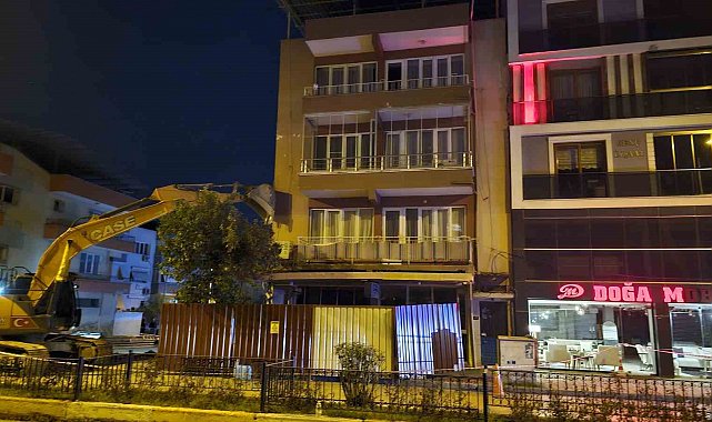 3 katlı bina yıkılmasın diye kepçeyle desteklendi