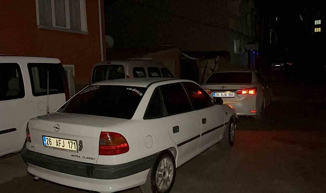 'Dur' ihtarına uymayarak kaçan gencin babası aracını polislerin önüne kırıp engellemeye çalıştı
