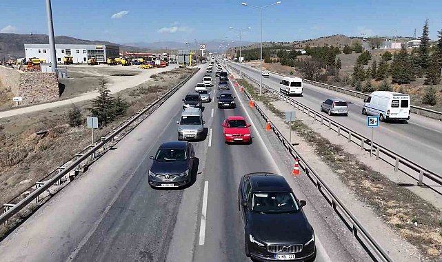 43 ilin geçiş güzergahında trafik yoğunluğu artarak devam ediyor