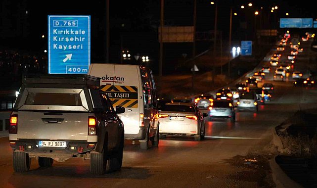 43 ilin geçiş noktasında bayram trafiği böyle görüntülendi