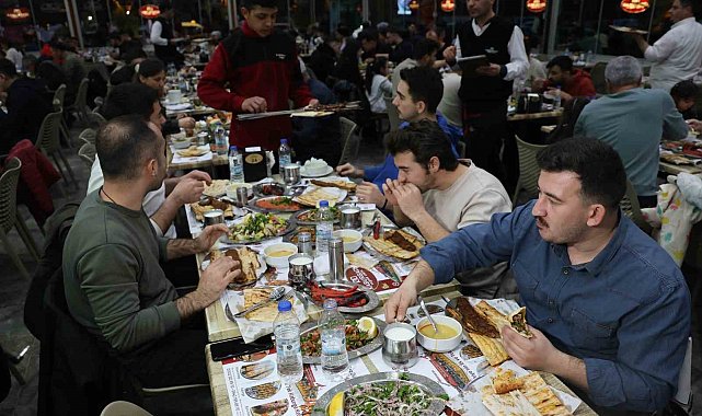 Adana'da ilk iftarda kebapçılar doldu taştı
