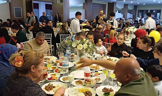 Adana'da koruyucu aileler ve çocukları iftar programında bir araya geldi