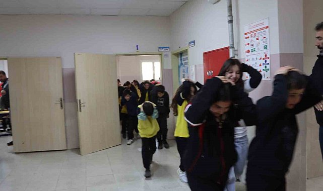 Adana'da öğrencilerle deprem tatbikatı gerçeğini aratmadı