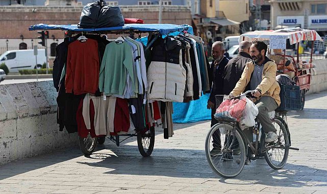 Adana'da tarihi Taşköprü seyyara kaldı