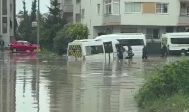 Adana'yı sağanak vurdu, öğrenci servisi su birikintisinde mahsur kaldı