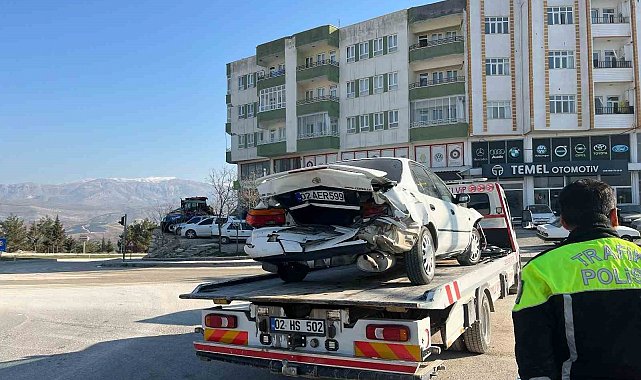 Adıyaman'da 2 otomobil çarpıştı: 2 yaralı