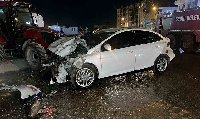 Adıyaman'da kamyonet ile otomobil çarpıştı: 4 yaralı