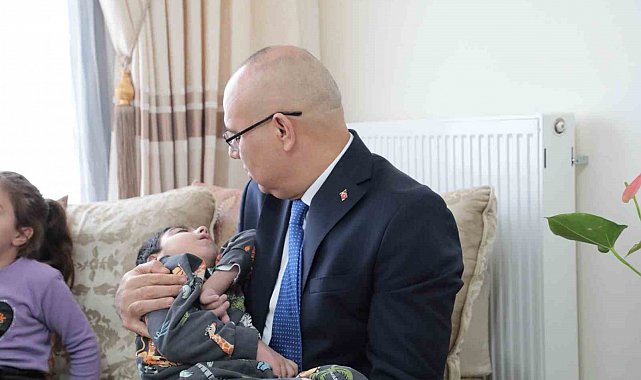 Ağrı Valisi Koç, epilepsi hastası Selçuk Eymen'i evinde ziyaret etti