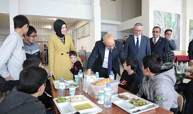 Ağrı Valisi Koç, Ozanlar YBO pansiyonundaki öğrencilerle iftarda bir araya geldi