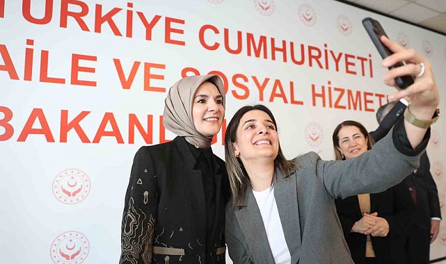 Aile ve Sosyal Hizmetler Bakanı Göktaş, bakanlık personeli ile bayramlaştı