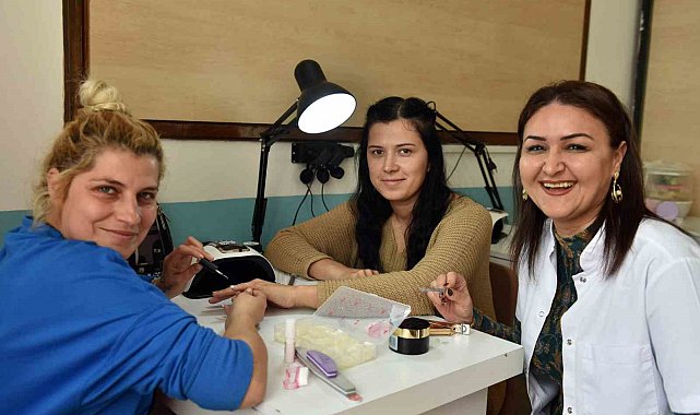 AKMEK'te güzellik uzmanı yetişiyor