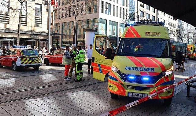 Almanya'da araç kalabalığa daldı: 2 ölü, 25 yaralı