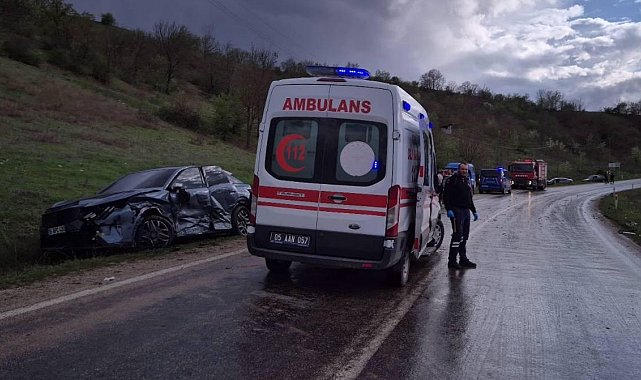 Amasya'da 2 otomobil çarpıştı: 3 yaralı