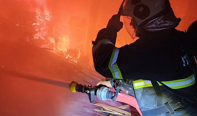 Antakya'da kereste imalathanesi alevlere teslim oldu