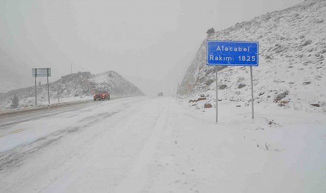 Antalya-Konya kara yolunda kar yağışı