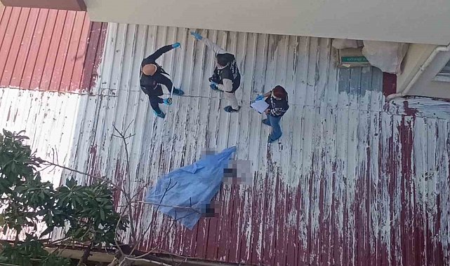 Antalya'da apartmanın 3'ncü katından zemin katın çatısına düşen kişi hayatını kaybetti