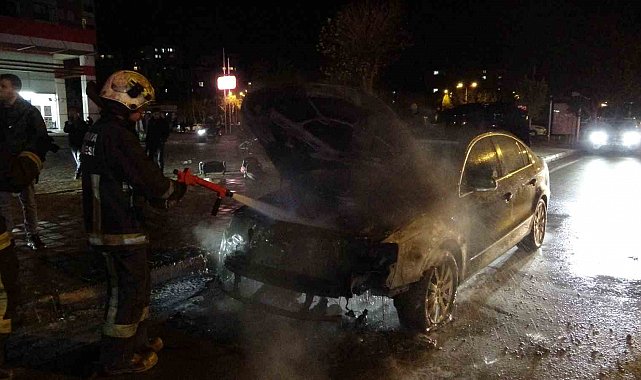 Antalya'da seyir halindeyken alev alan otomobil ekiplerce söndürüldü