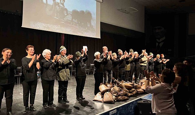 Antalya'da yaşlı evi üyelerinden Çanakkale Zaferi anma gösterisi