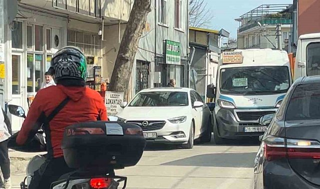 Aracı yola bırakıp gitti, metrelerce araç trafiği oluştu