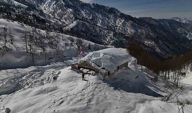 Artvin'de çığın düştüğü Macahel'deki Karayolları bakım onarım tesislerine ekipler ulaştı