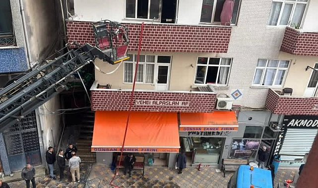 Artvin'de ev yangını: Anne ve 2 çocuğu dumandan etkilendi