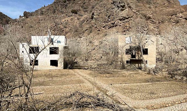 Artvin'deki Yusufeli Barajı'nın suları çekildi, asırlık köy ortaya çıktı