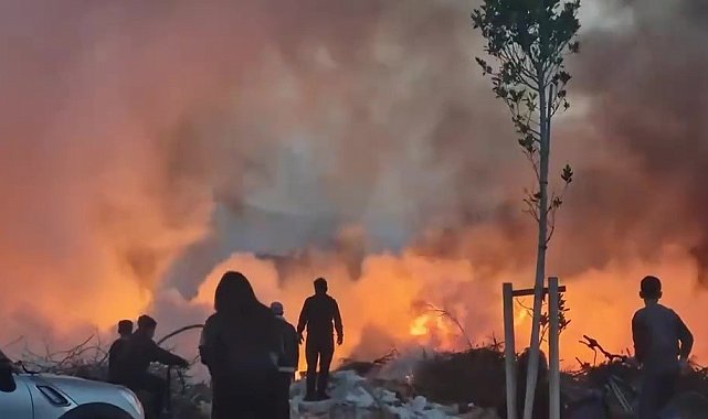 Atık malzeme yangınından çıkan dumanlar gökyüzünü kapladı