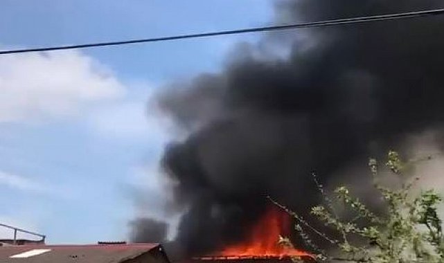 Avcılar'da 4 katlı binanın çatı katı alevlere teslim oldu